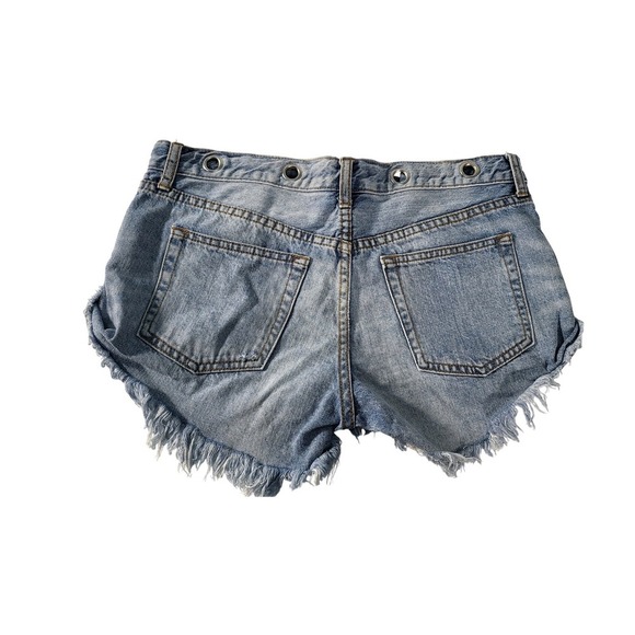 We The Free Denim Shorts Distressed Frayed Hem Metal Detail Light Wash M - Picture 2 of 7